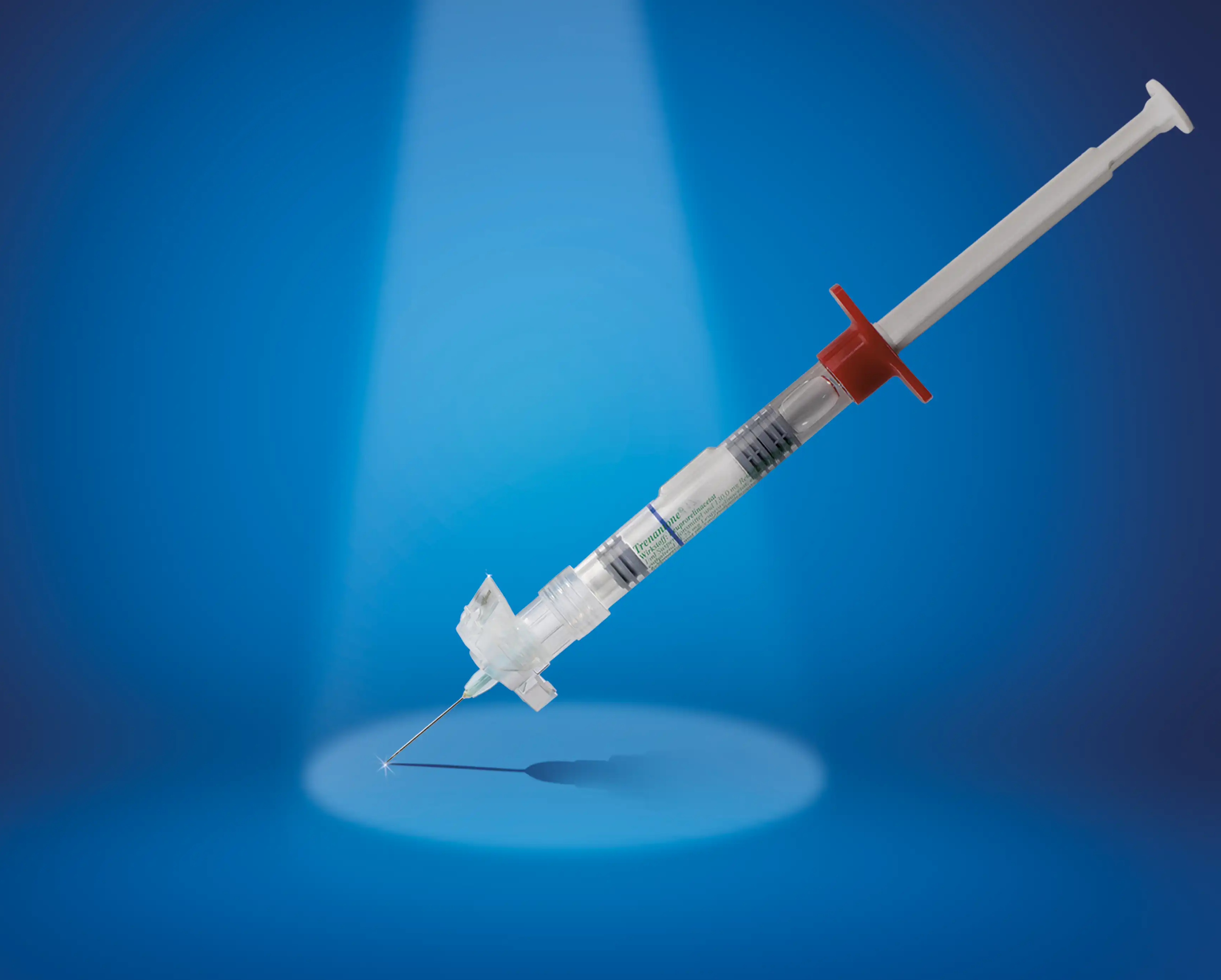 Keyvisual zu Trenantone®. Eine Spritze im Spotlight auf blauen Hintergrund. 