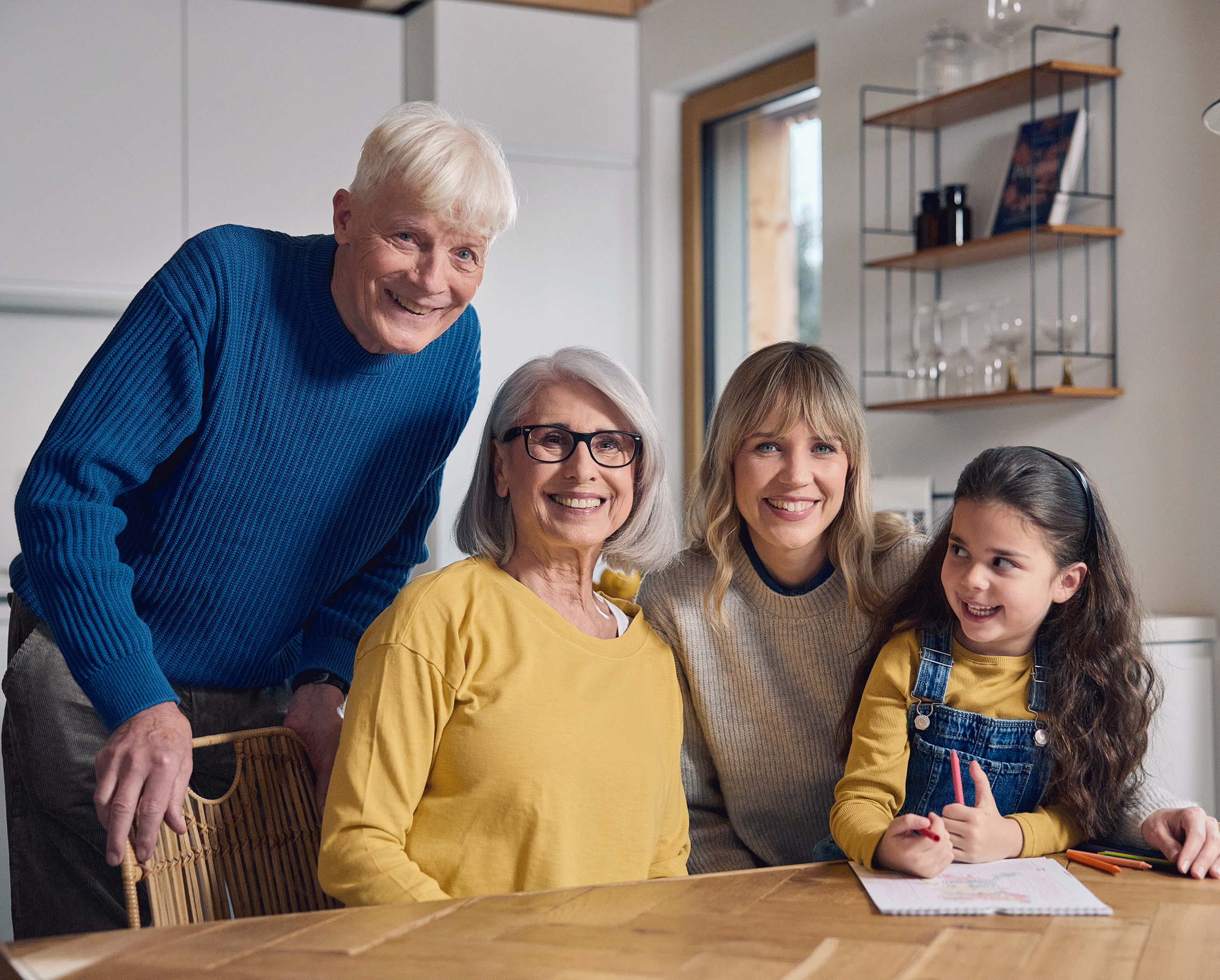 Foto einer lächelnden Familie: Die Großeltern sind beruhigt, weil sie sich bei ihren urologischen Problemen auf Apogepha verlassen können