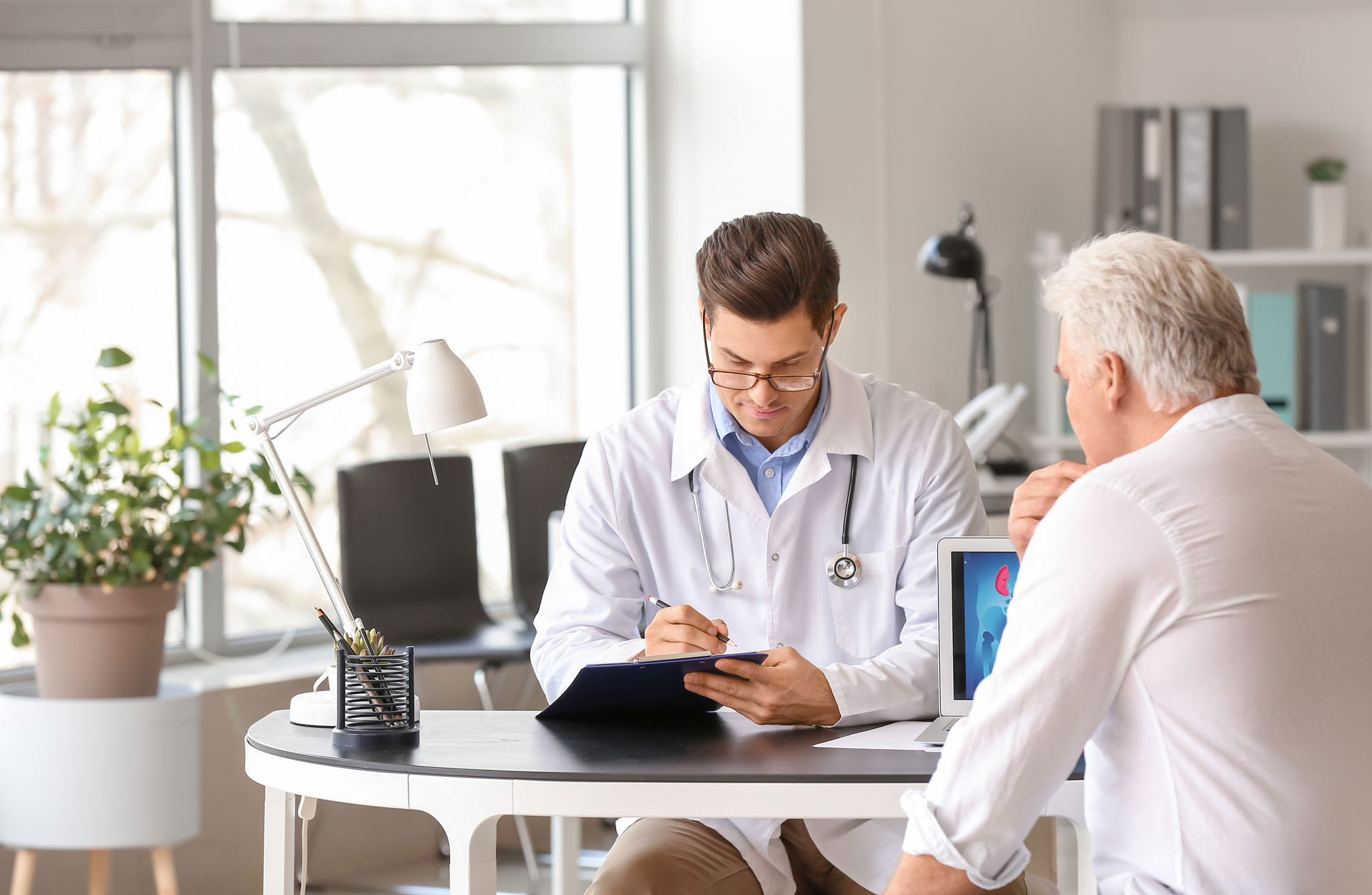 Patient im Gespräch mit dem Urologen wegen seiner Harninkontinenz.