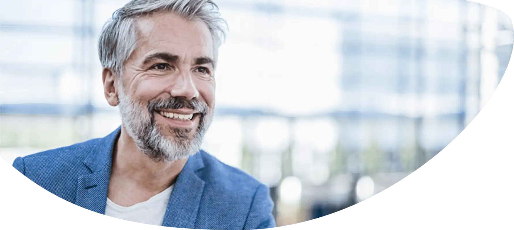 [Translate to English:] Mann lächelt: Die Symptome seiner gutartigen Prostatavergrößerung lassen sich gut behandeln.